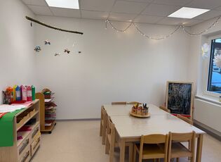 Nebenraum der Grashüpfer mit großem Tisch mit Möglichkeiten zum Malen und Kreativ sein