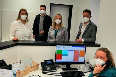 Stadtbürgermeister Benjamin Geldsetzer mit Praxisinhaber Jakob Wiens und Ärztinnen am Emfpang der neu eröffnenten Hausarztpraxis