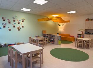 Gruppenraum der Fuchsgruppe mit Sitzmöglichkeiten, Leseecke und Spielmöglichkeiten