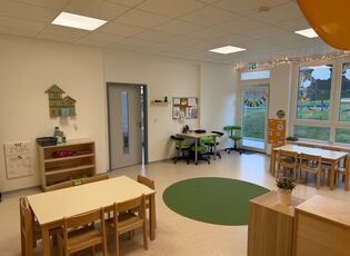 Gruppenraum der Fuchsgruppe mit Sitzmöglichkeiten, Leseecke und Spielmöglichkeiten