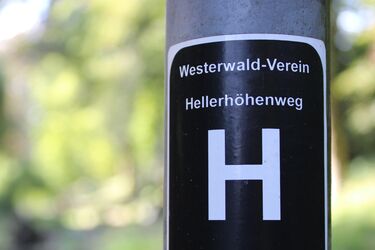 Wanderwegsmarkierung des Hellerhöhenwegs zwischen Betzdorf und Haiger vom Westerwaldverein