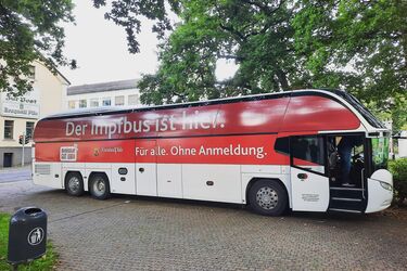 Der Impfbus vor der Stadthalle in Betzdorf