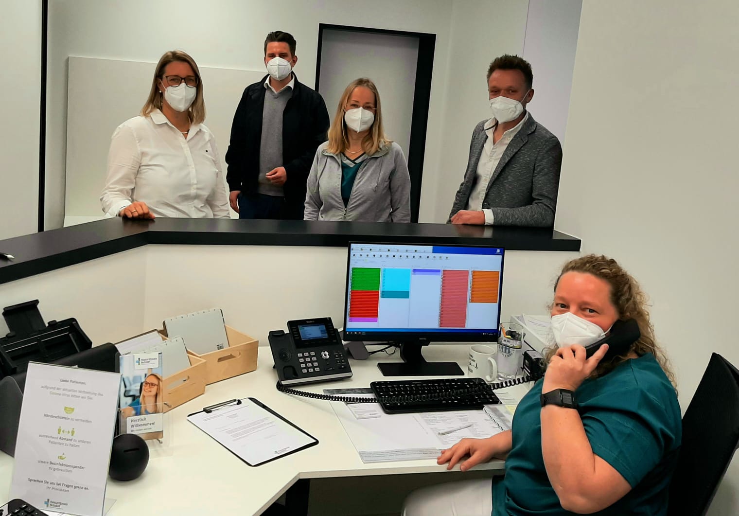 Stadtbürgermeister Benjamin Geldsetzer mit Praxisinhaber Jakob Wiens und Ärztinnen am Emfpang der neu eröffnenten Hausarztpraxis